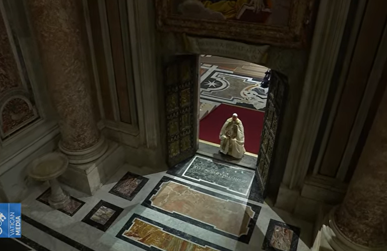 Papa Francisco abre la Puerta Santa e inicia oficialmente el Jubileo 2025