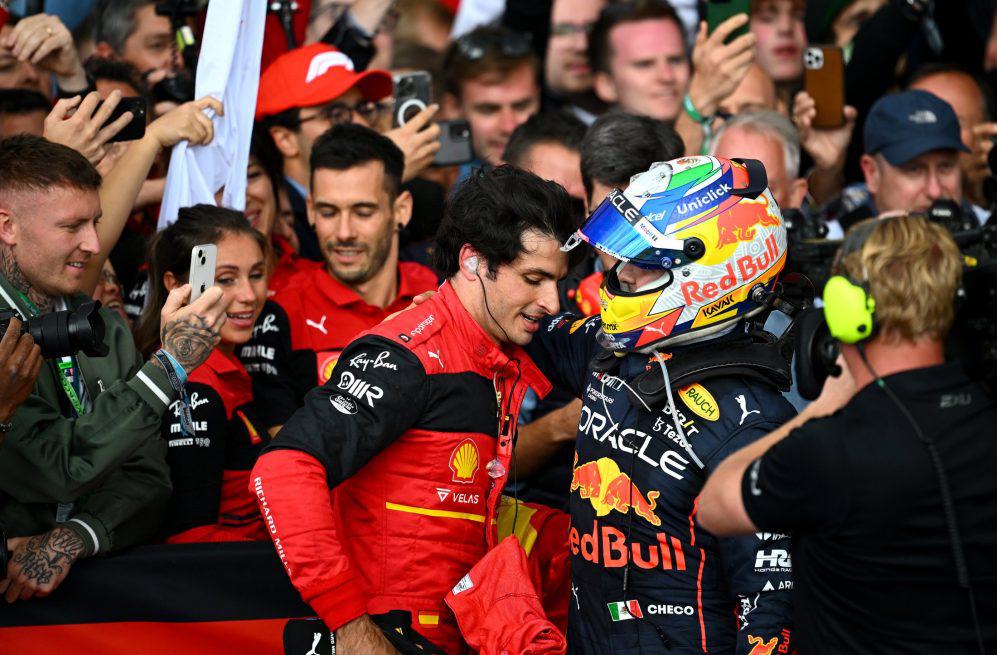 $!Checo Pérez disfruta las últimas vueltas ‘épicas’ en Silverstone