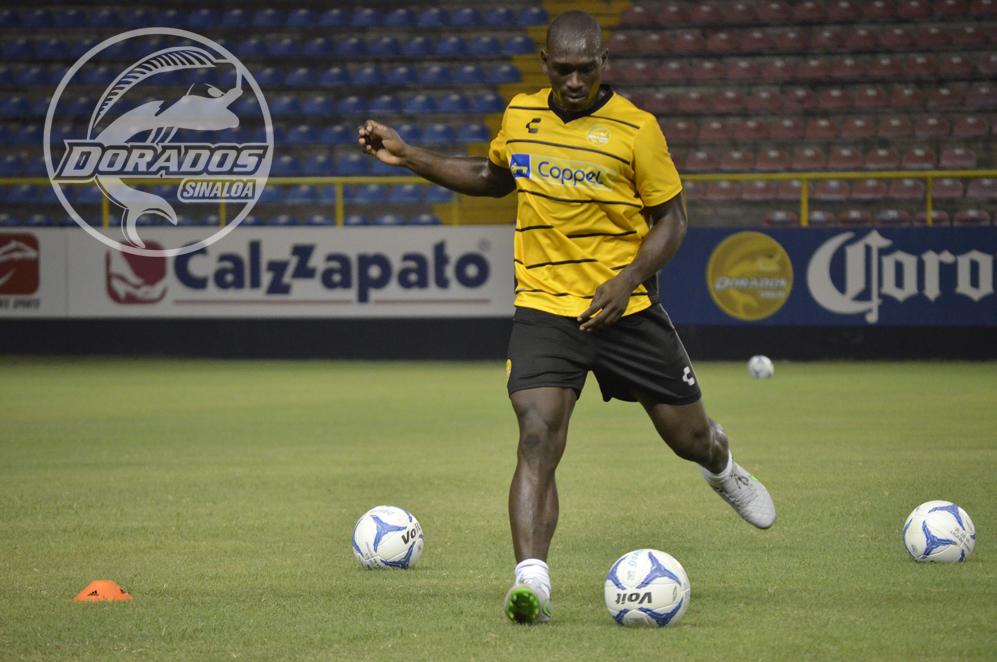 $!Ex jugador de Dorados causa furor con su elegancia en la banca